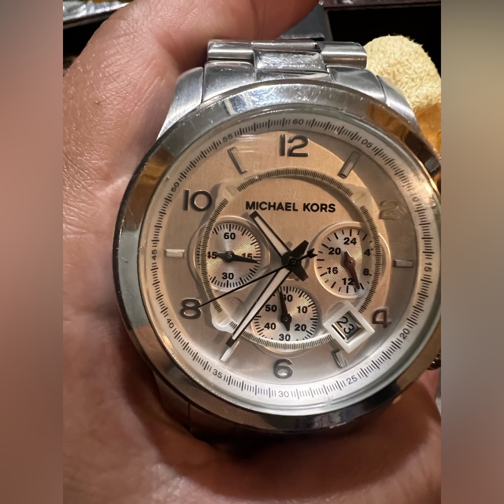 Mk watch preloved great condition. With box